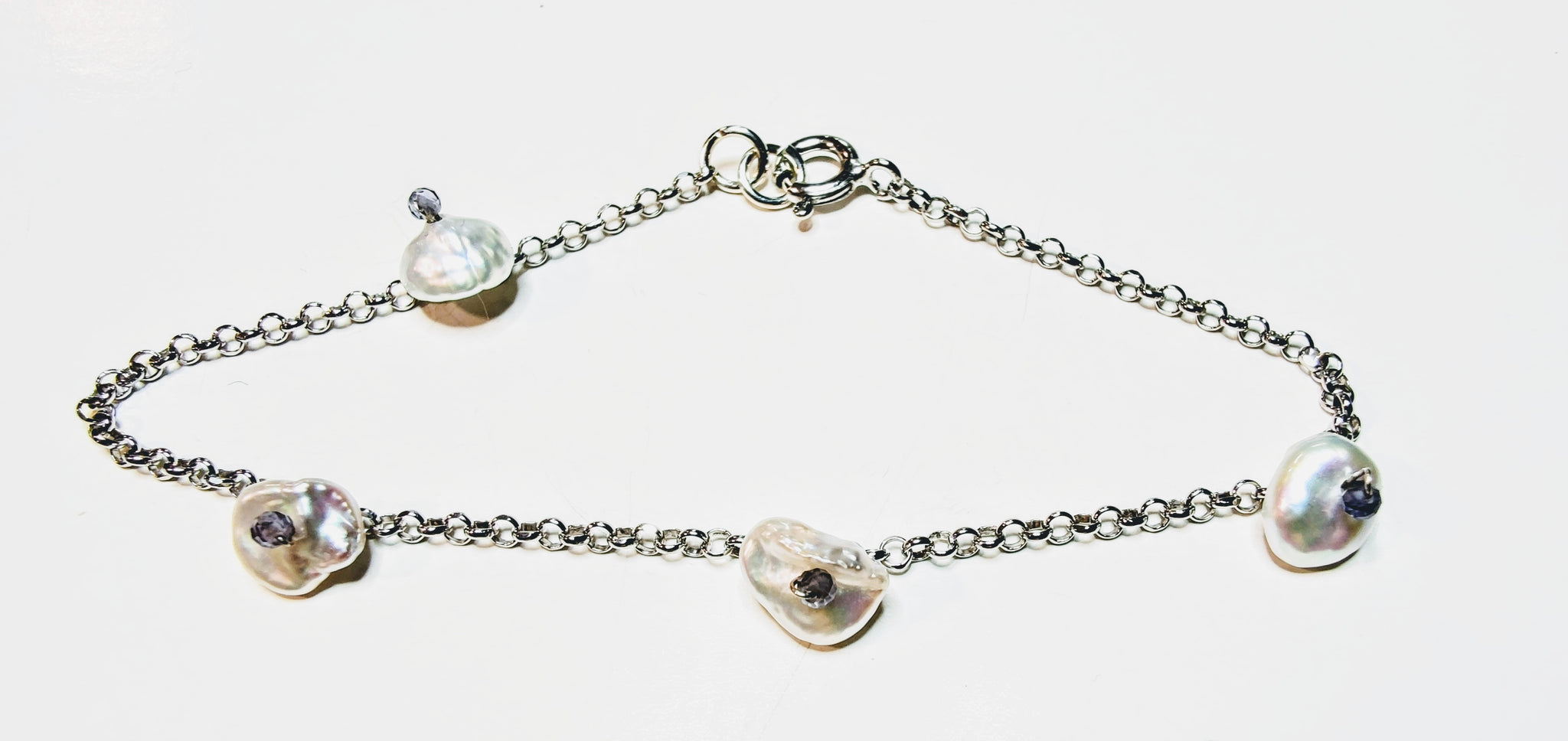 Silver bracelet with keshi pearls and blue spinel